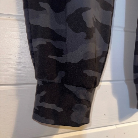 Athleta Salutation High Rise Camo Athletic Soft Jogger Powervita Fabric Sz L - Picture 7 of 11